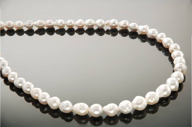 İnci zinciri profesyonel bir stüdyoda zarifçe sergileniyor.