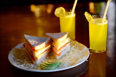 Tabakta Hint Kahvaltısı Sandviçi