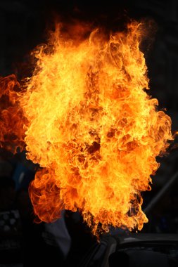 Ateş alevi siyah arkaplanda izole edildi
