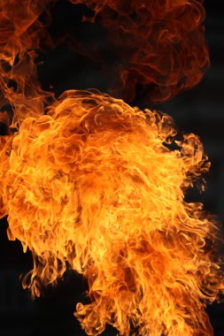 Ateş alevi siyah arkaplanda izole edildi