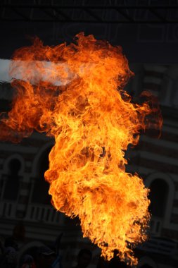 Ateş alevi siyah arkaplanda izole edildi
