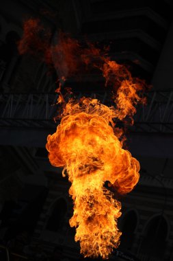 Ateş alevi siyah arkaplanda izole edildi