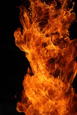 Ateş alevi siyah arkaplanda izole edildi