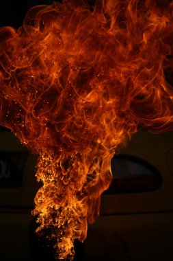 Ateş alevi siyah arkaplanda izole edildi