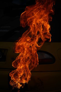 Ateş alevi siyah arkaplanda izole edildi