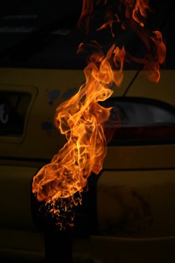 Ateş alevi siyah arkaplanda izole edildi