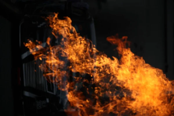 Llama de fuego aislada sobre fondo negro — Foto de Stock