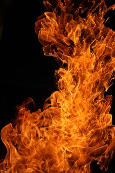 Chama de fogo isolado no fundo preto — Fotografia de Stock