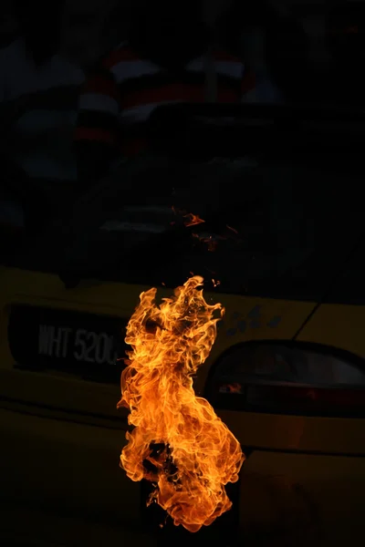 Огненное пламя на черном фоне — стоковое фото