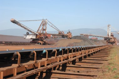 Yüzey maden ocağında taş öğütücü