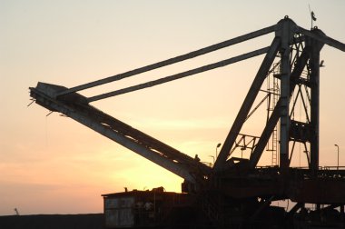 Yüzey maden ocağında taş öğütücü