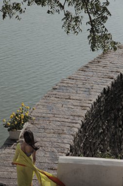 Hintli genç bayan rock alanı