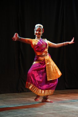 Kadın dansçıların stüdyoda dans