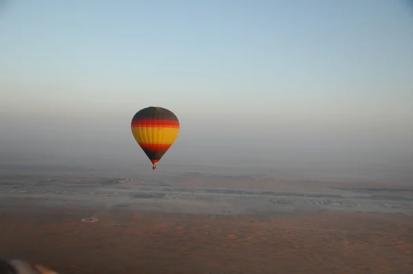 热气球漂浮在沙漠的沙滩上 — 图库照片