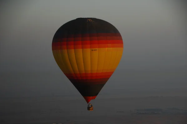 热气球漂浮在沙漠的沙滩上 — 图库照片