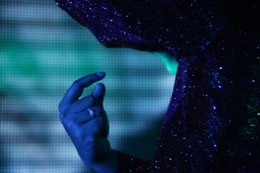 Erkek modeli el yakın çekim