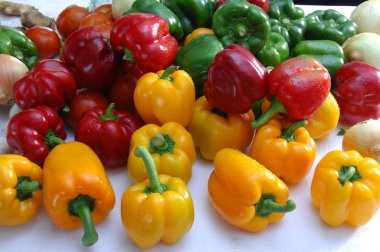 Evde sebzeler kapanıyor.