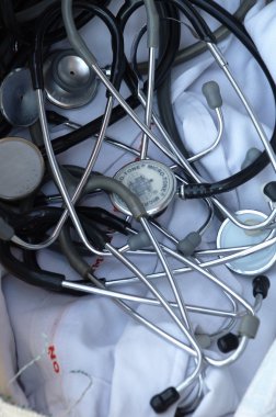 Steteskop elinizin altında.