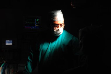Doktor iğneyi hazırlayıp hastaya enjekte ediyor.