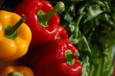 Evde sebzeler kapanıyor.