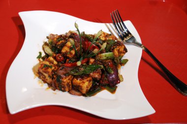 Evde sebzeler kapanıyor.