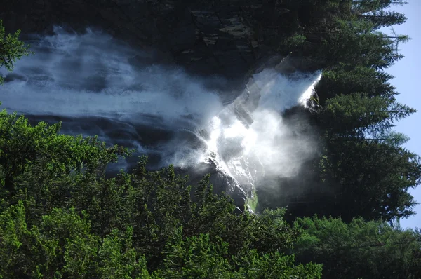 L'eau tombe dans le jour Lumière — Photo