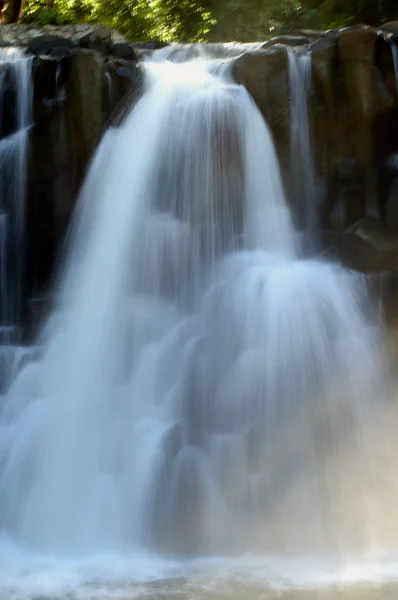 El agua cae de día Luz — Foto de Stock