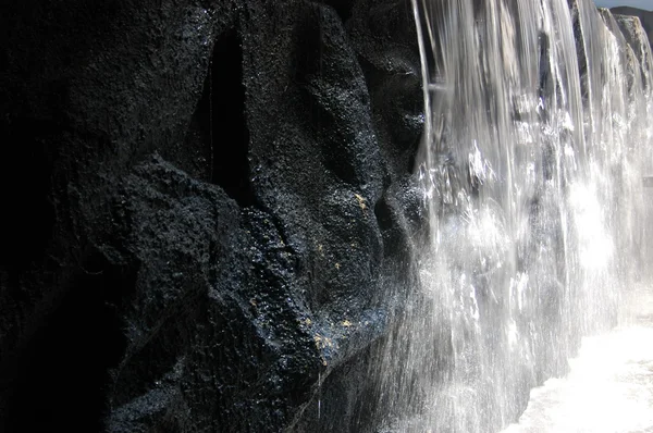 L'eau tombe dans le jour Lumière — Photo