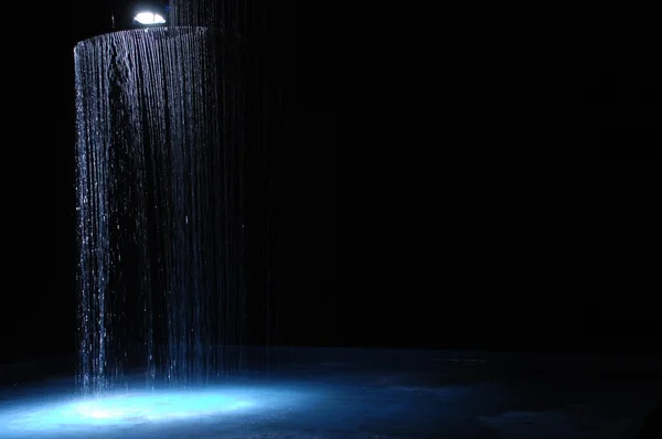 Wasser fällt bei Tageslicht — Stockfoto