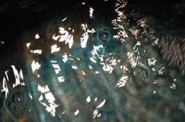 Su dalgaları gün ışığında