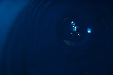 Su dalgaları gün ışığında