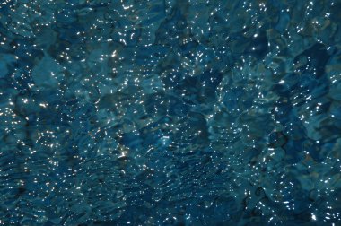 Su dalgaları gün ışığında