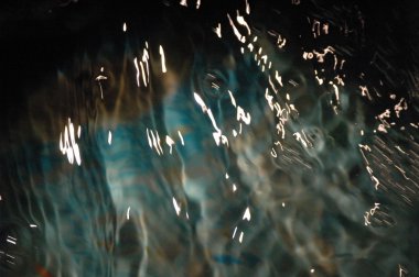 Su dalgaları gün ışığında