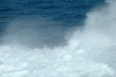Su dalgaları gün ışığında