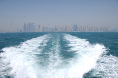 Su dalgaları gün ışığında