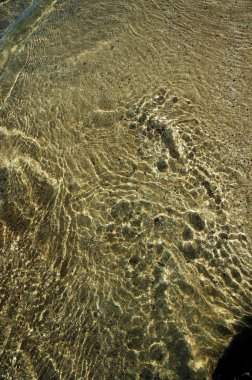 Su dalgaları gün ışığında