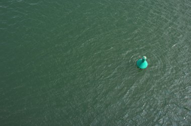 Su dalgaları gün ışığında