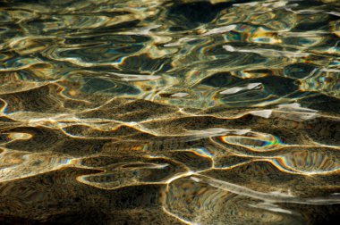 Su dalgaları gün ışığında