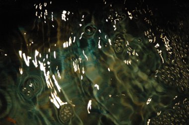 Su dalgaları gün ışığında