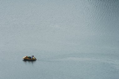 Su dalgaları gün ışığında