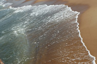 Su dalgaları gün ışığında