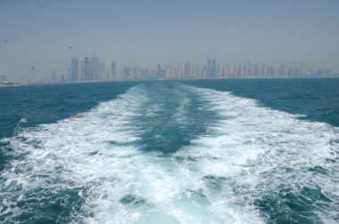 Su dalgaları gün ışığında