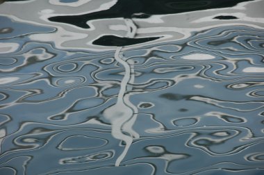 Su dalgaları gün ışığında