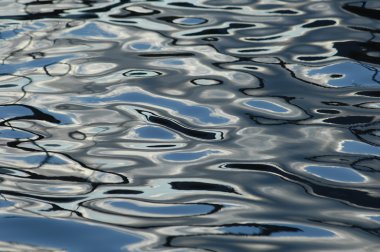 Su dalgaları gün ışığında