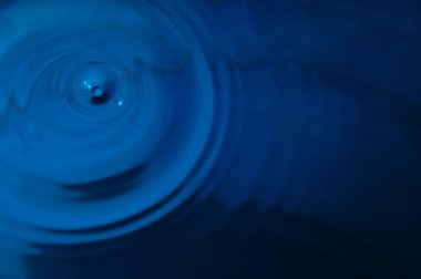 Su dalgaları gün ışığında