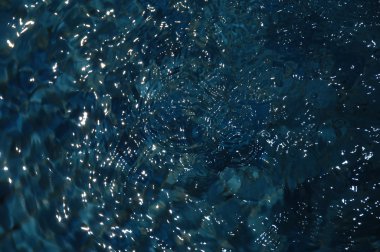 Su dalgaları gün ışığında