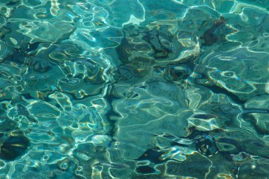 Su dalgaları gün ışığında