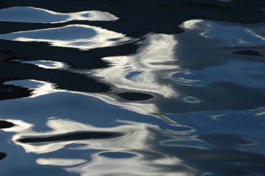 Su dalgaları gün ışığında