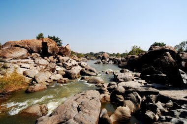 Su dalgaları gün ışığında