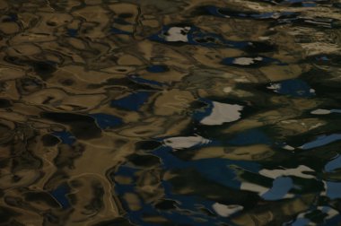 Su dalgaları gün ışığında